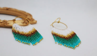 ARETES DE FLECOS VERDE Y BLANCO