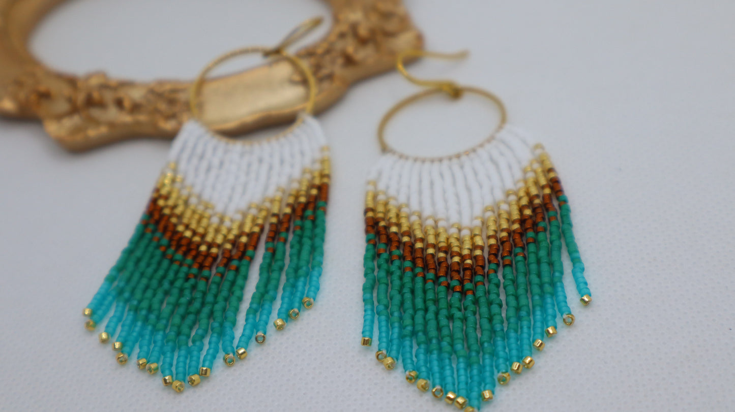 ARETES DE FLECOS VERDE Y BLANCO
