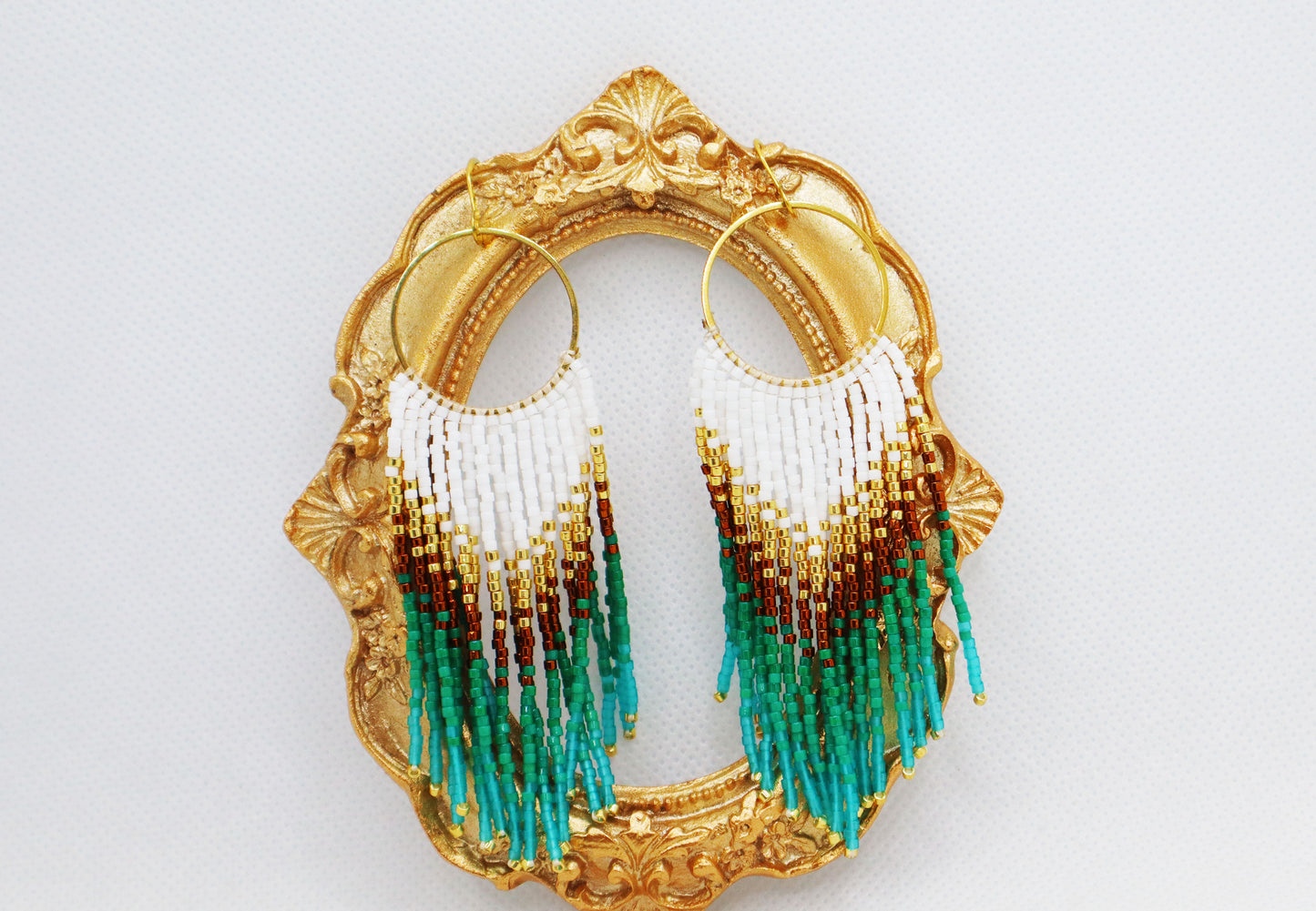 ARETES DE FLECOS VERDE Y BLANCO
