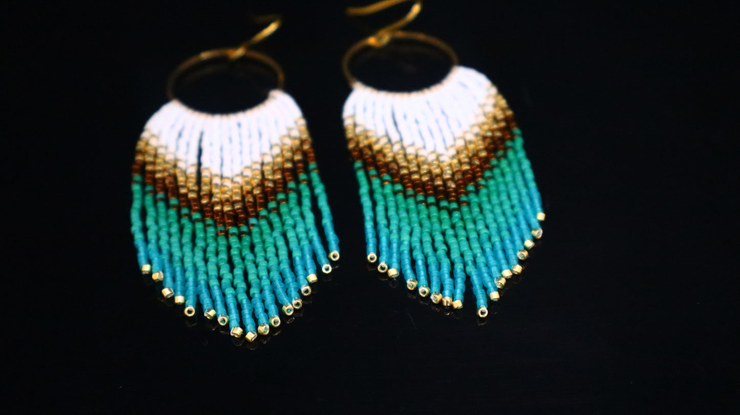 ARETES DE FLECOS VERDE Y BLANCO