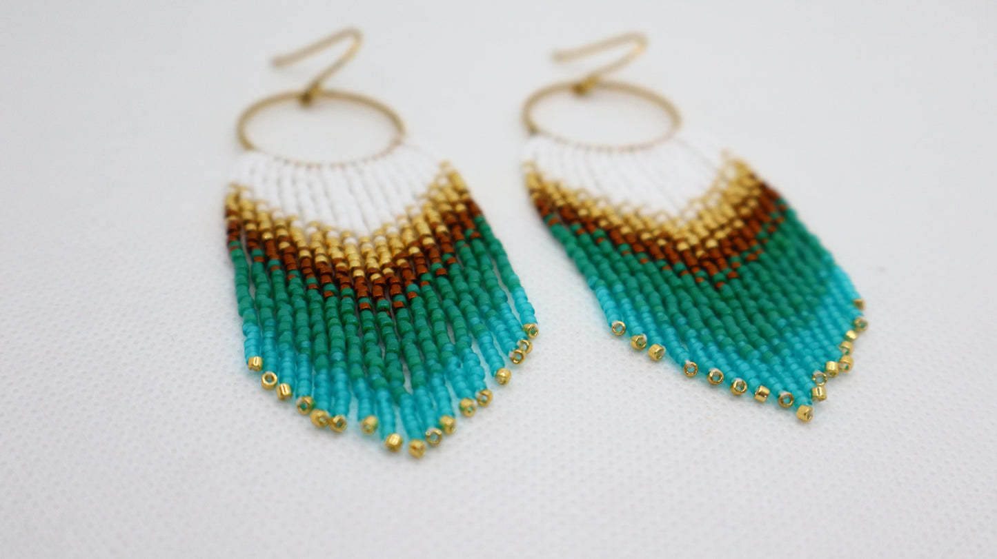 ARETES DE FLECOS VERDE Y BLANCO