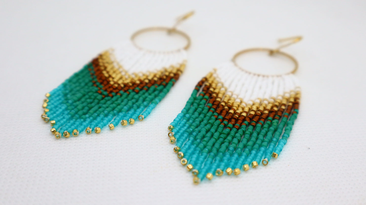 ARETES DE FLECOS VERDE Y BLANCO