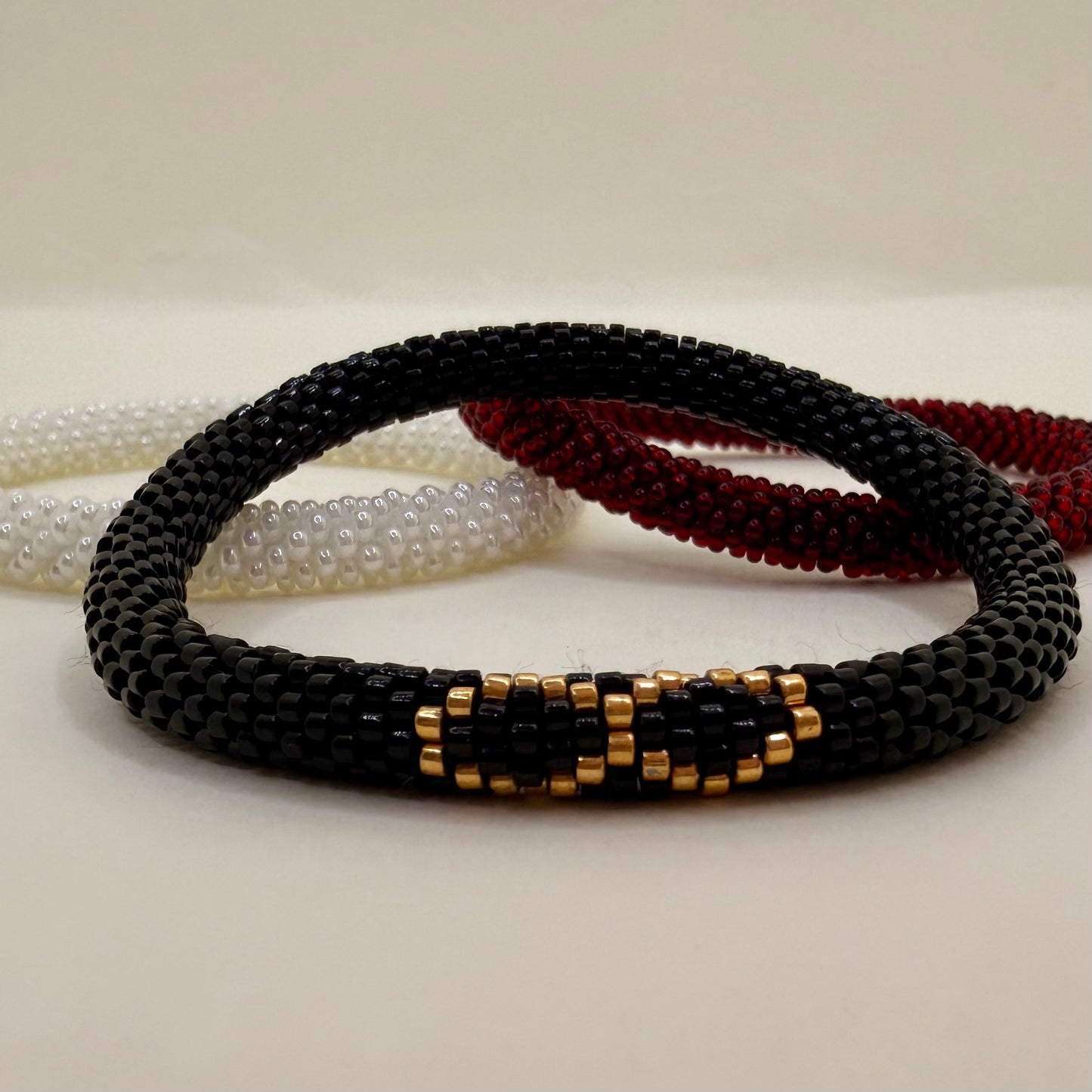Set de Pulseras Infinito Negro, Blanco y Rojo Vino