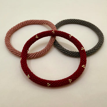 Set de Pulseras Rojo Vino, Rosa y Gris