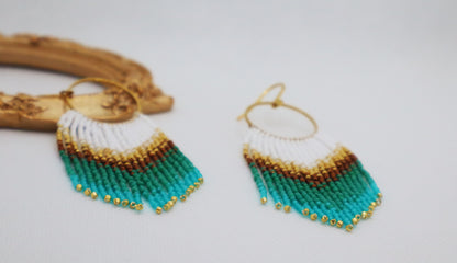 ARETES DE FLECOS VERDE Y BLANCO