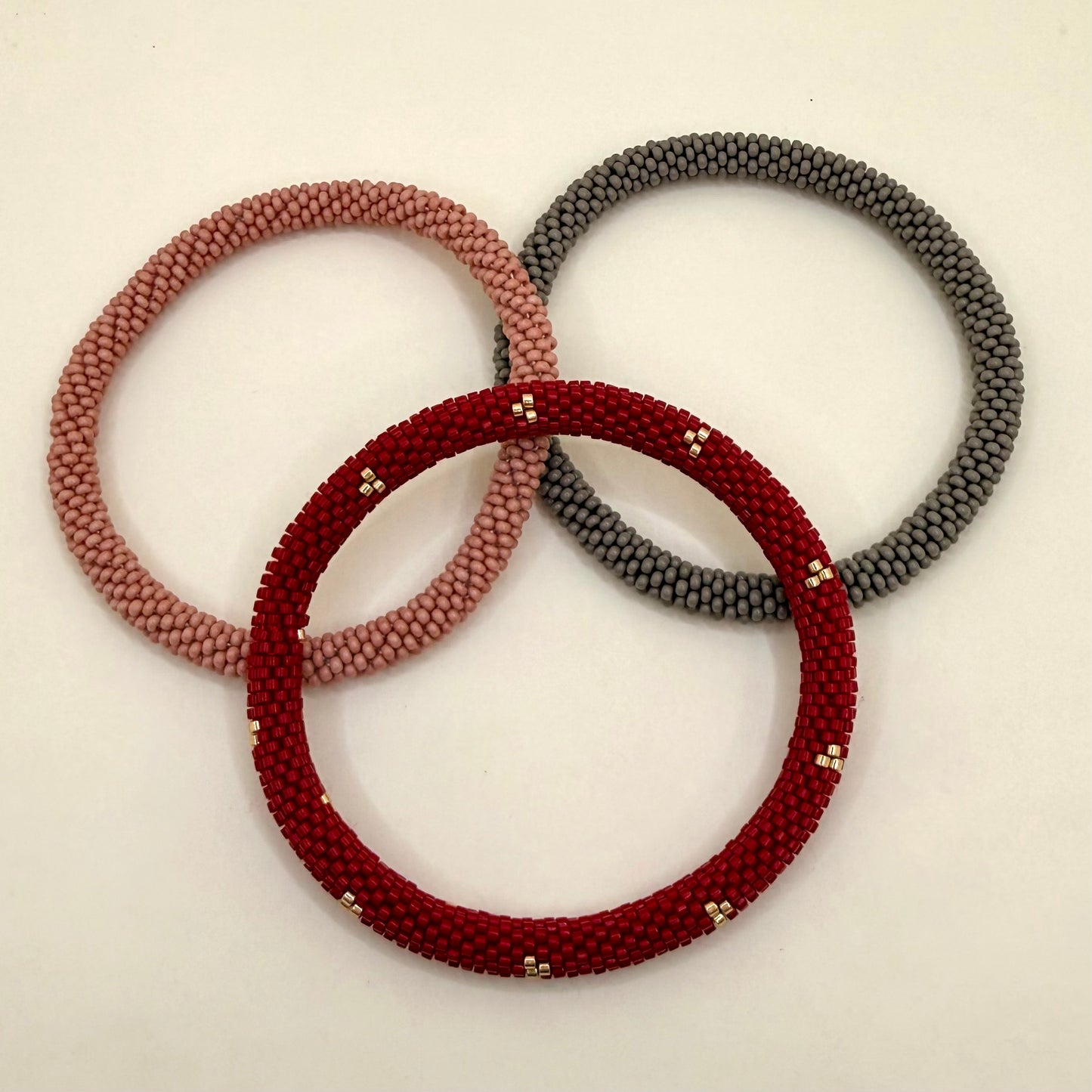 Set de Pulseras Rojo Vino, Rosa y Gris