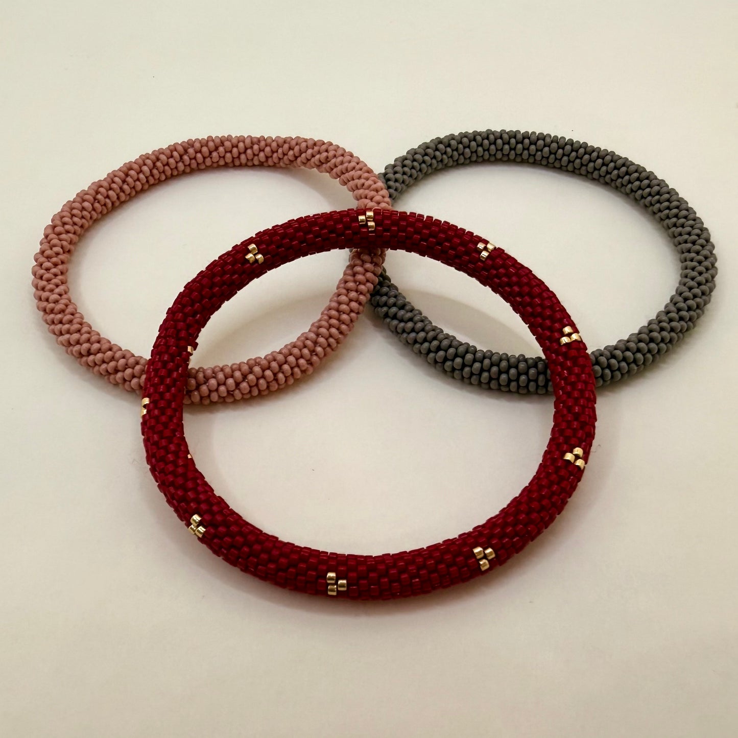 Set de Pulseras Rojo Vino, Rosa y Gris