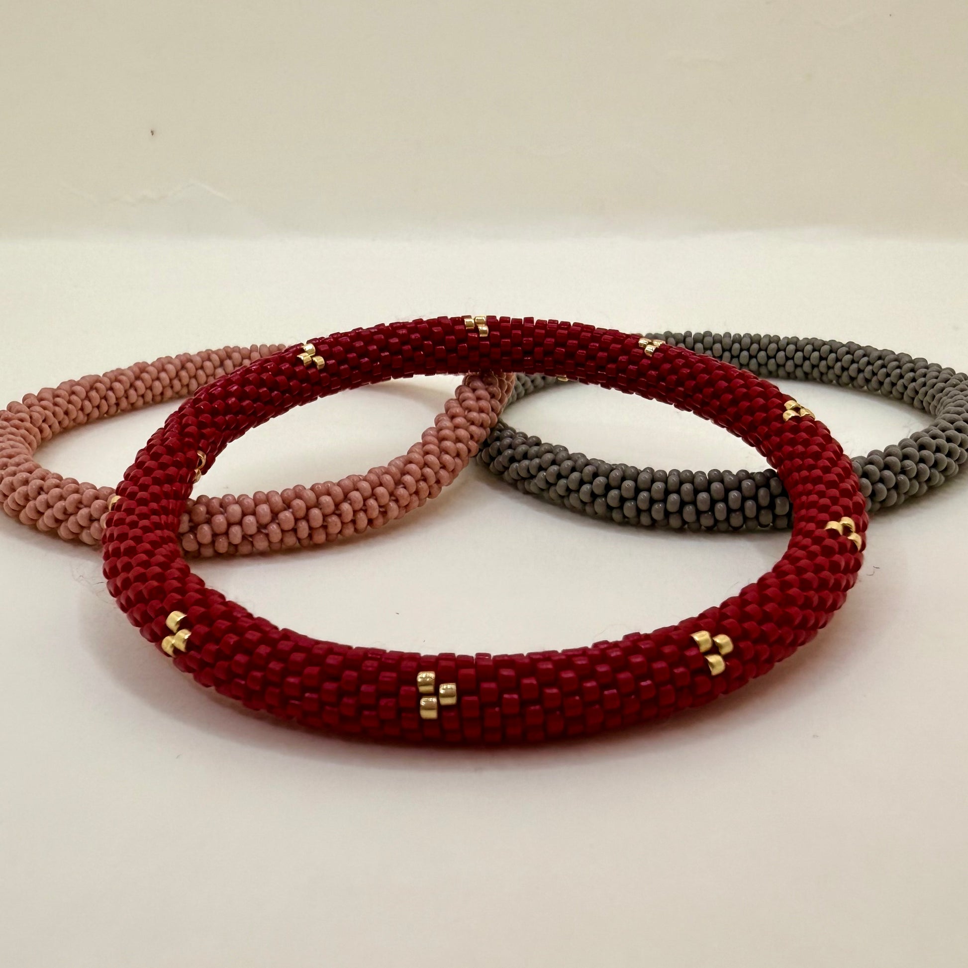 Set de Pulseras Rojo Vino, Rosa y Gris