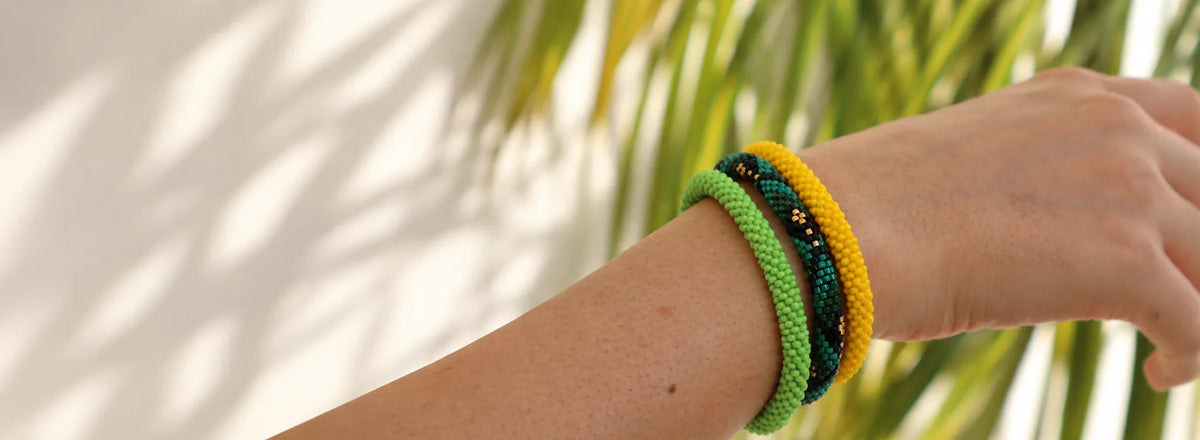 Set de tres pulseras unisex tejidas a mano con cuentas Miyuki, en tonos verde, negro y amarillo, de Liliscrochetmx.
